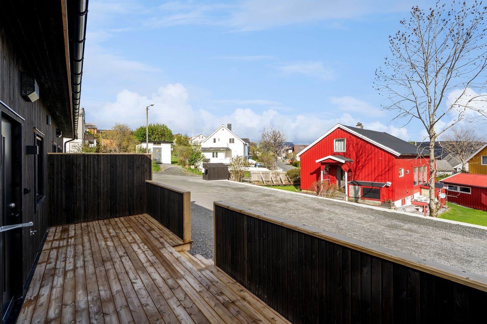 Velkommen! Inngangspartiet er godt skjermet fra innsyn, både fra naboer og veien som går forbi. Galleribilde