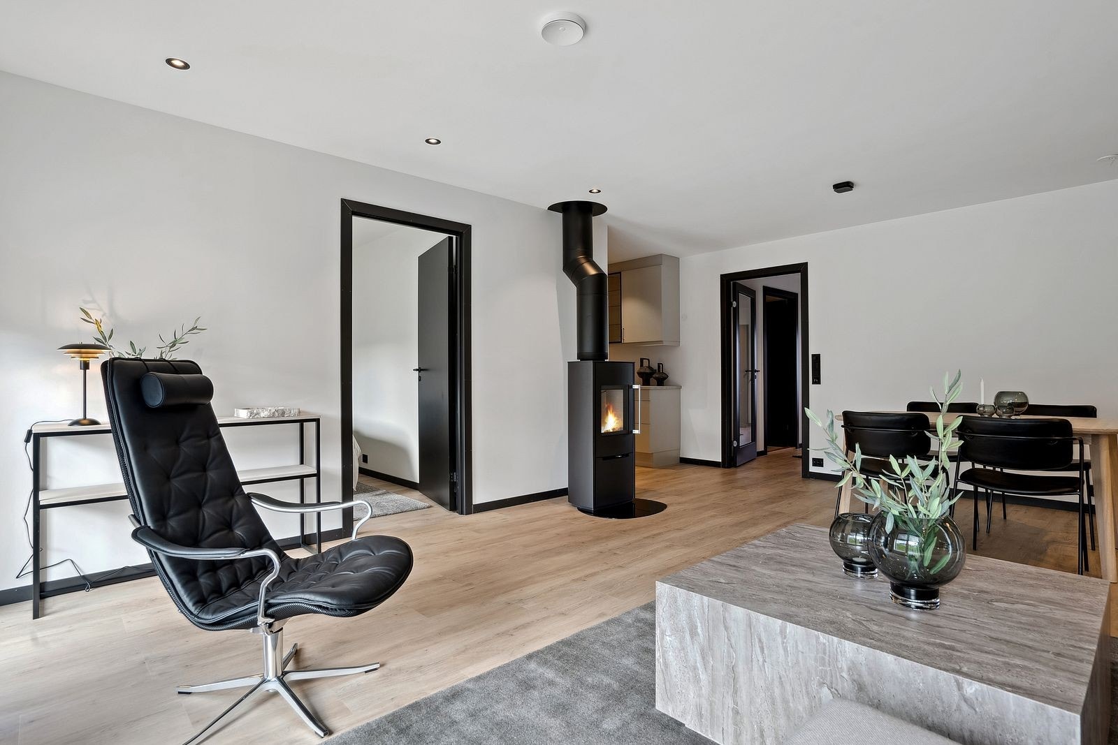 Moderne vedovn som sees fra hele stuerommet. De svarte detaljene gir fine kontraster. Galleribilde