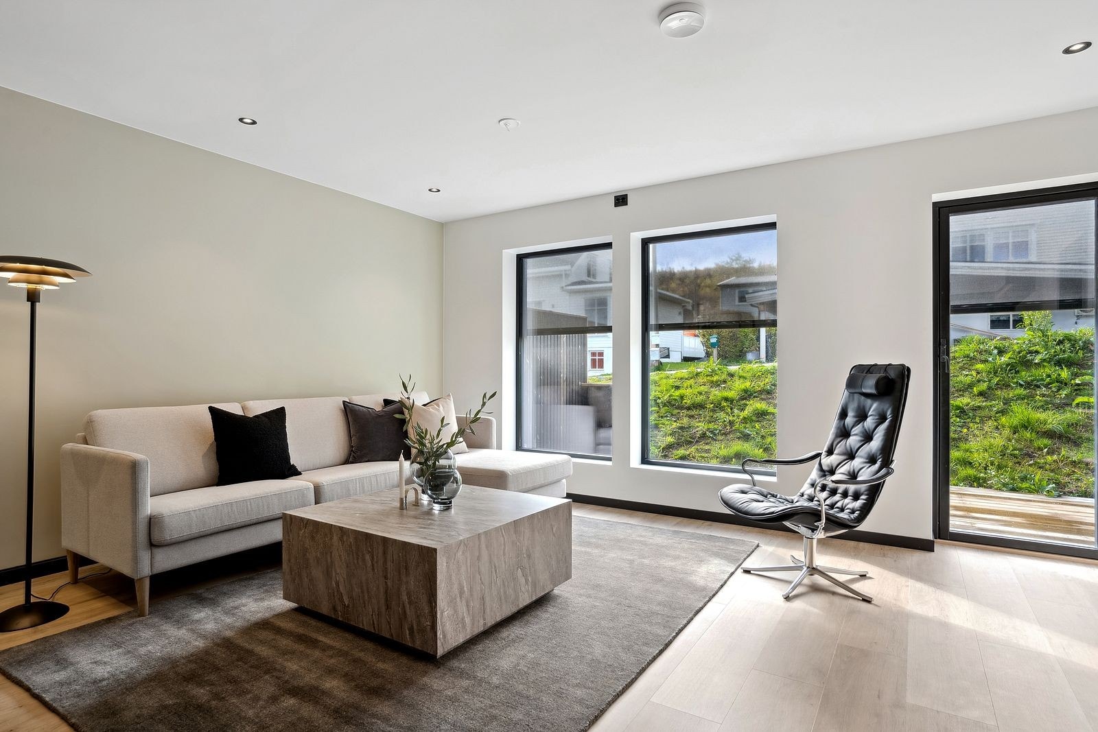 Solskjerming er montert på vinduer, praktisk med tanke på innsyn også. Galleribilde