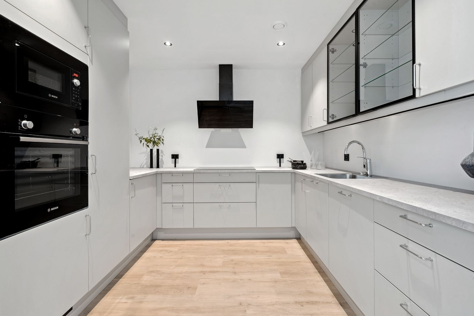 Rikelig med innredning, og også her svarte detaljer mot ellers lyse overflater, kjøkkenet er godt utstyrt med el-punkter ved benkplate. Galleribilde