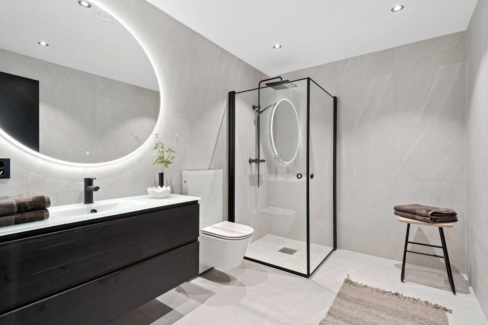 Baderommet har en fin størrelse til formålet, her er det rom for mer møblement om man skulle ha behov for mer innredning. Galleribilde