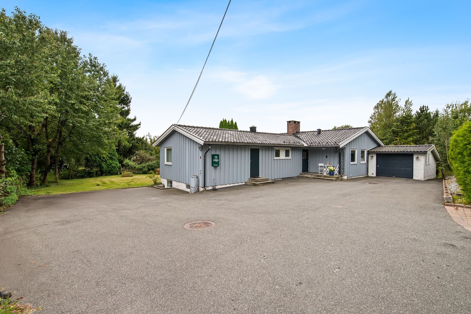 Gårdsplassen er asfaltert og har rikelig med parkeringsplasser - praktisk for både familie og gjester. Galleribilde