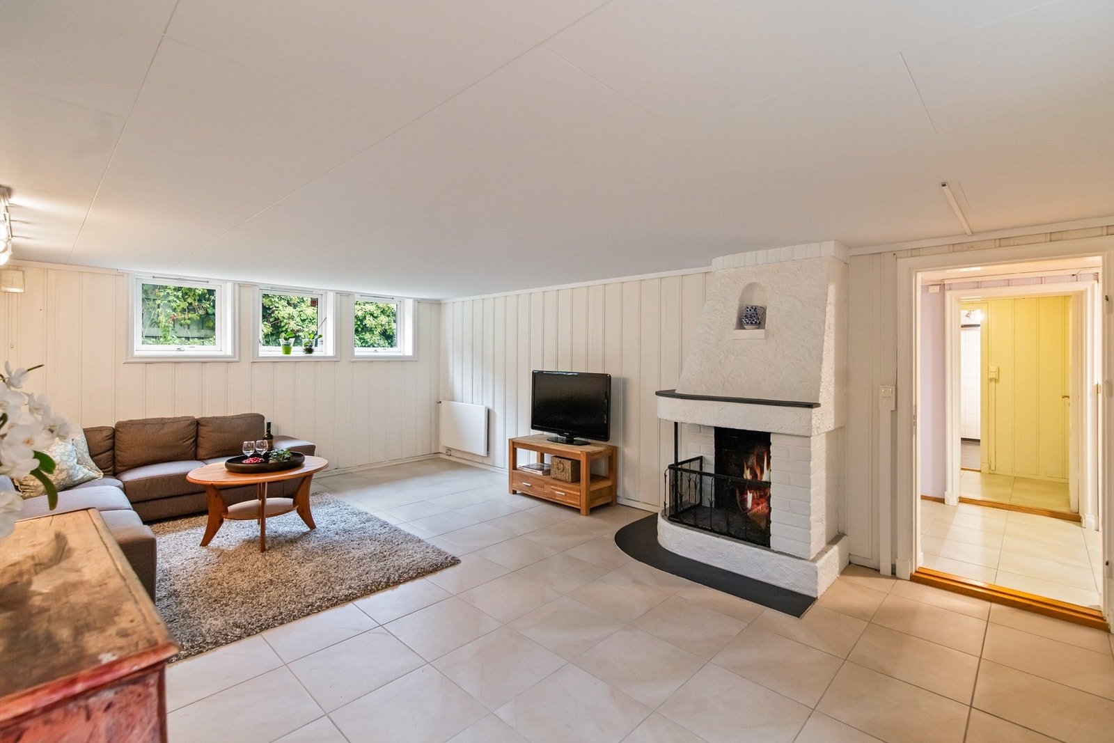 Stor kjellerstue. Perfekt avdeling for familiens ungdom (ikke søkt eller godkjent for varig opphold). Galleribilde