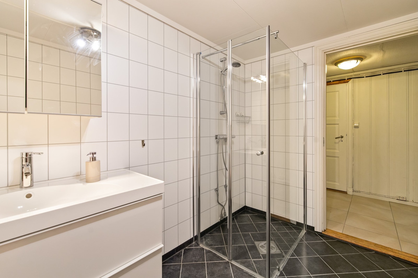 Romslig bad i kjelleren. Galleribilde