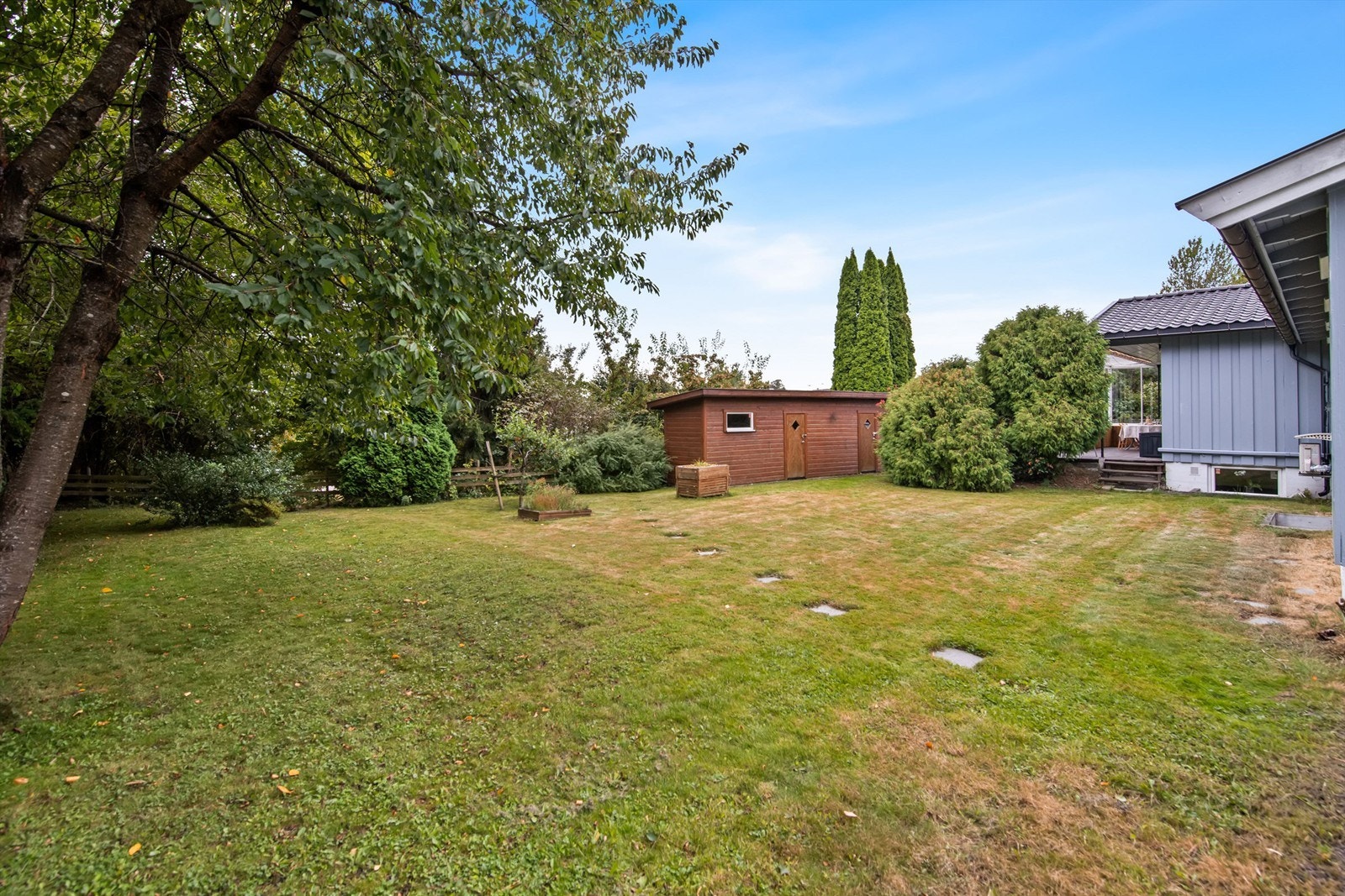 Hagen, med sin store gressplen, passer ypperlig til lek og moro for både store og små. Galleribilde