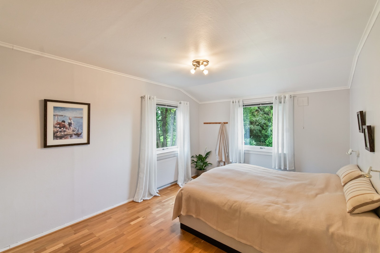 Meget romslig hovedsoverom. Det er også tilknyttet egen walk-in garderobe. Galleribilde