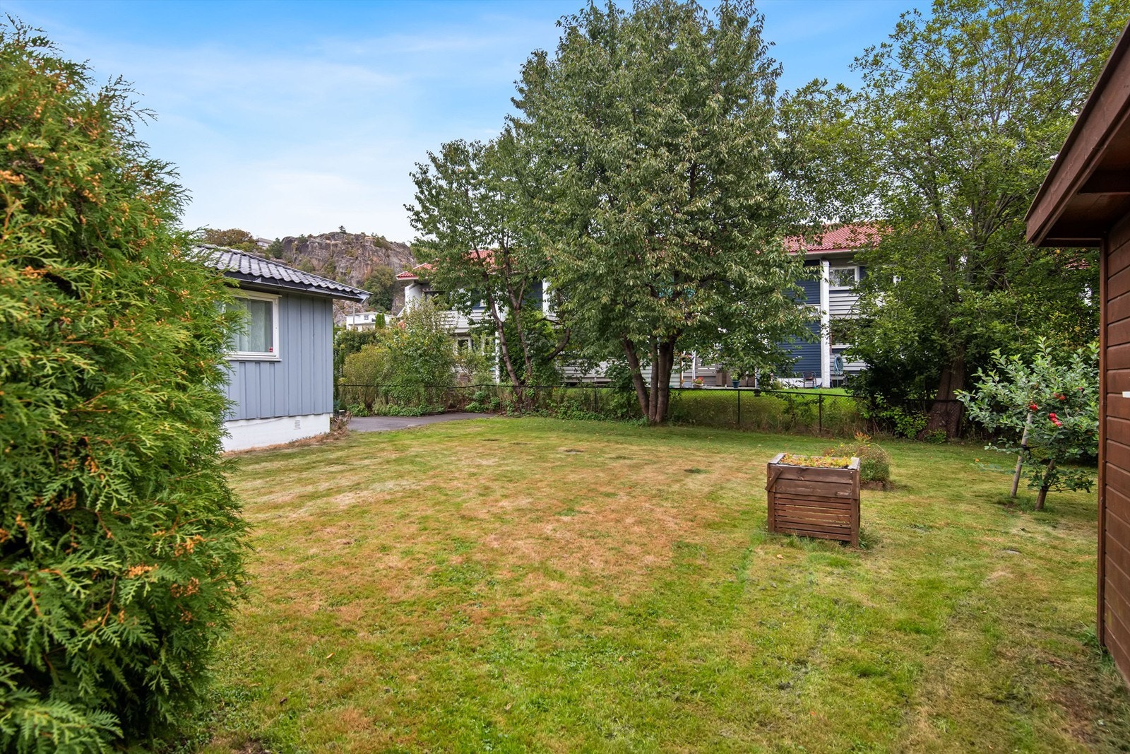 Tomten er innbydende og pent opparbeidet, med stor gressplen samt diverse prydbusker og planter. Galleribilde