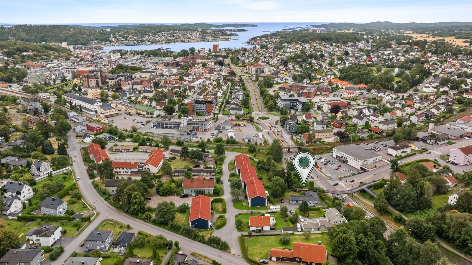 Sentralt, innholdsrikt og lettvint. Boligen har en attraktiv og svært sentral beliggenhet i et av Sandefjords mest sentrale boligområder. Her bor du med kort vei til det meste. Galleribilde