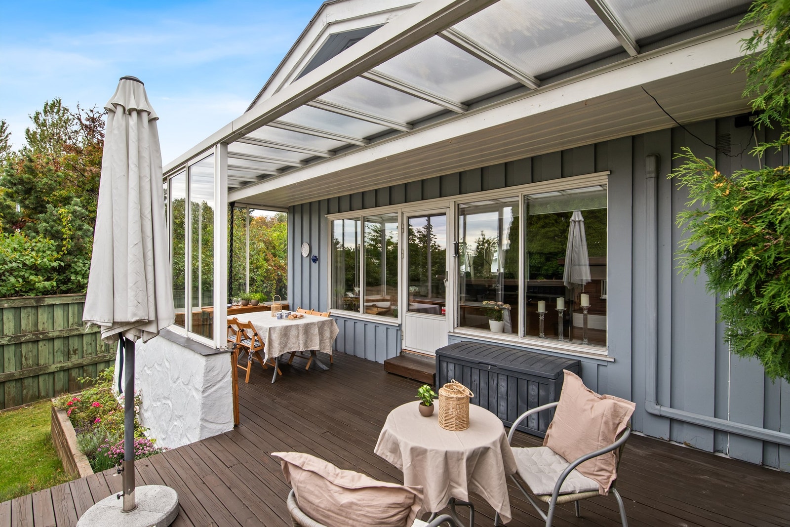 Fra stuen er det utgang til en stor og delvis overbygget uteplass vendt mot syd/vest. Galleribilde