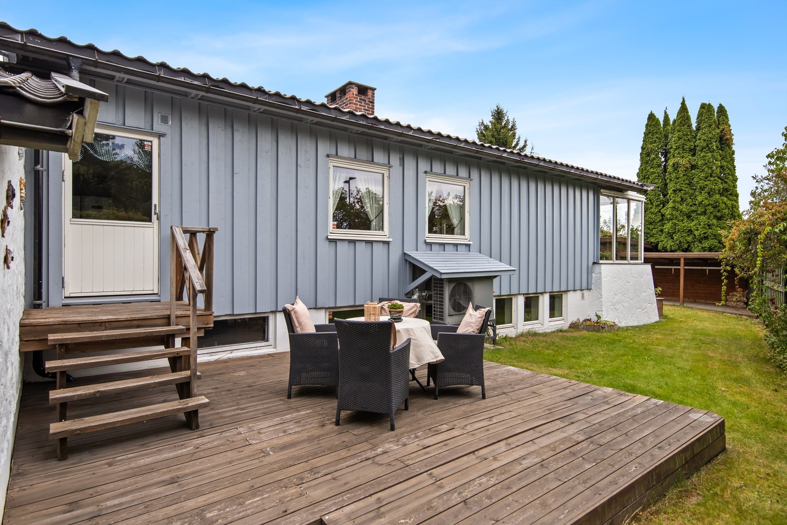 Ved kjøkkenet, mot vest, er det opparbeidet en egen uteplass som gir mulighet for flere soner til både morgenkaffen og kveldskosen. Galleribilde