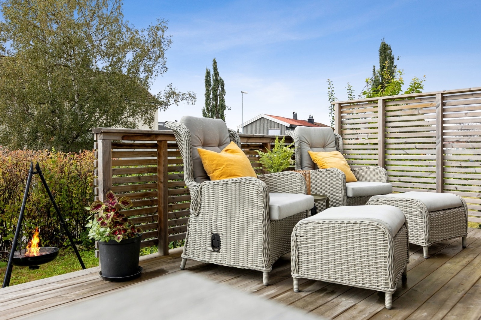 Nedenfor terrassen har du en romslig hage. Hagen er omringet av en hekk som begrenser innsyn til eiendommen. Galleribilde