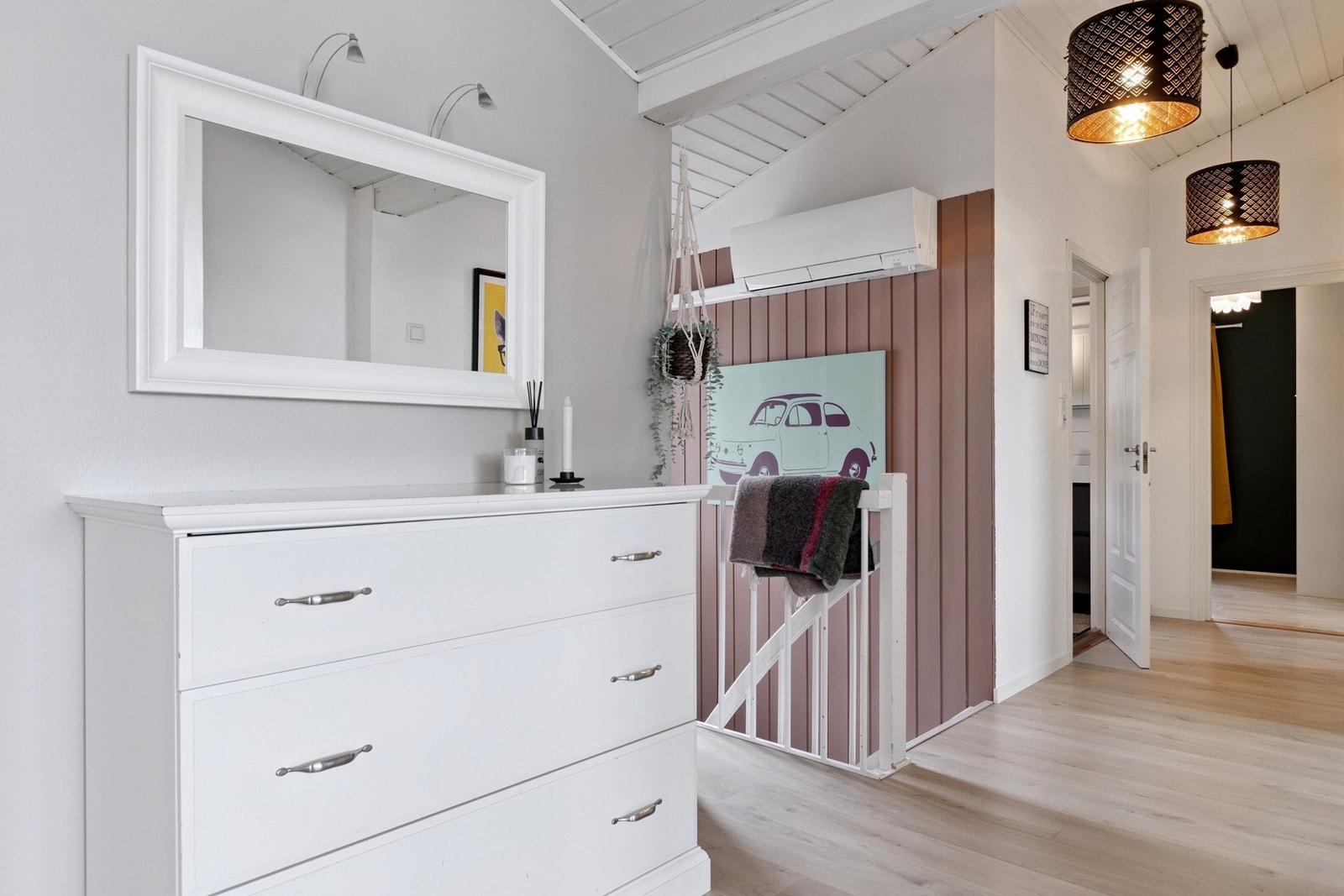 Trappen leder ned til boligens kjelleretasje. Galleribilde