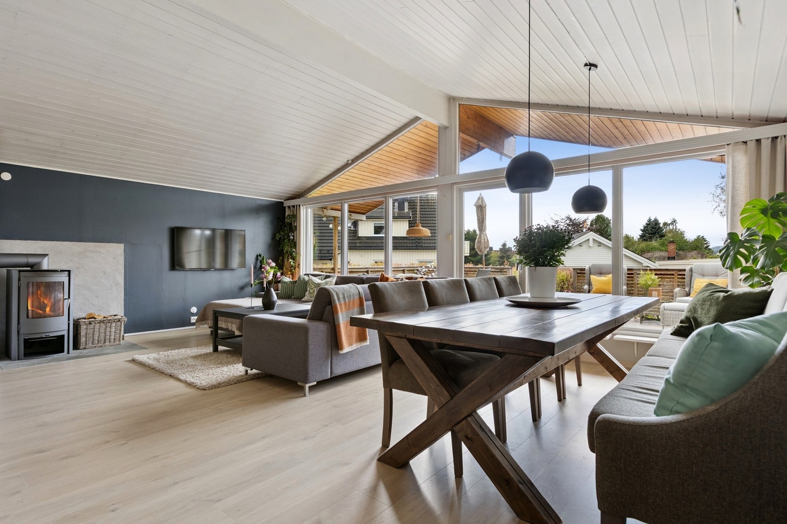 Fra stuen er det utgang til en stor terrasse på 28 kvm. Galleribilde