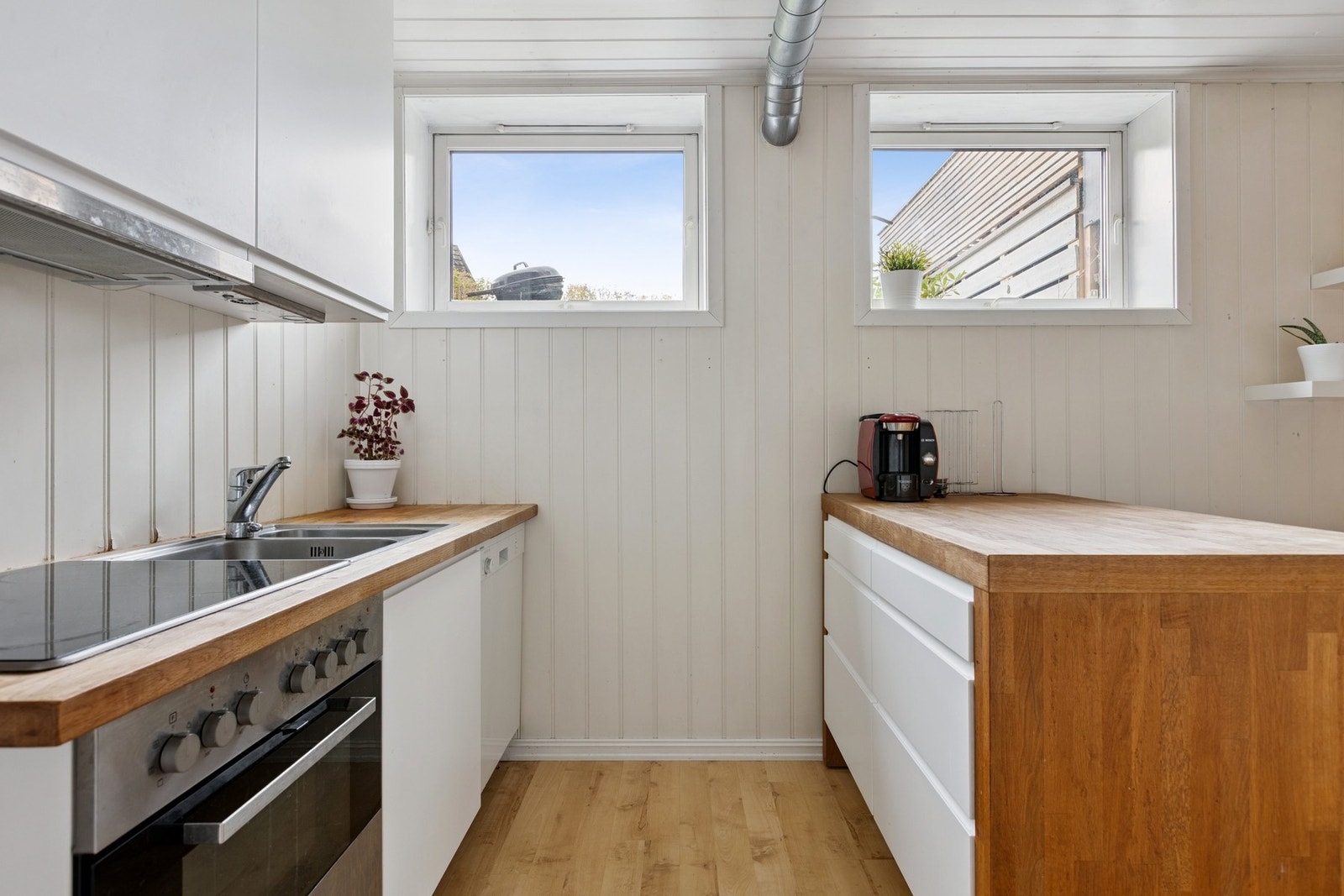 Boligen har en utleiedel bestående av egen inngang, entre, bad, kjøkken, stue og et soverom. Galleribilde