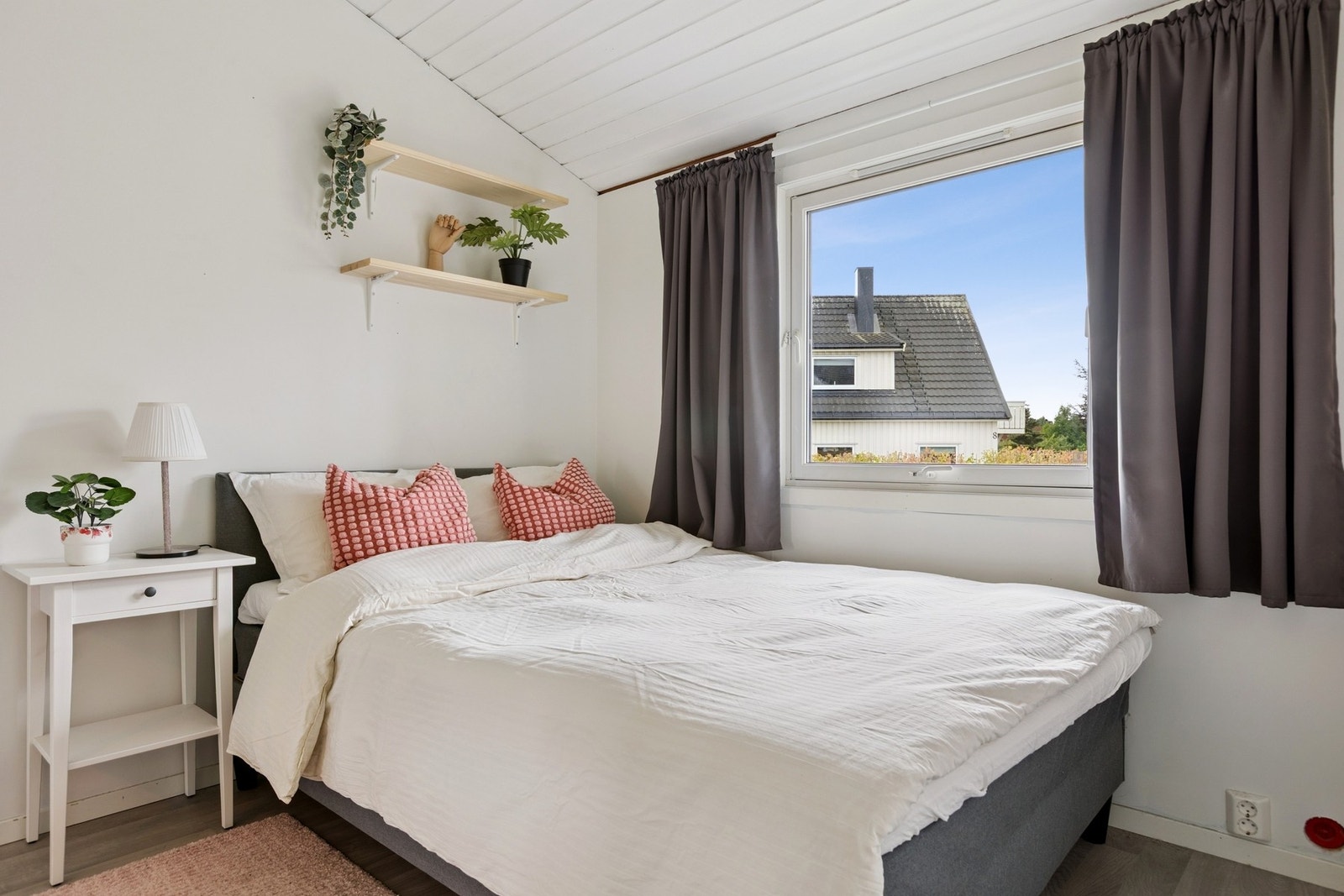 Huset har fire gode soverom, der tre stykker tilhører boligens hoveddel. Galleribilde