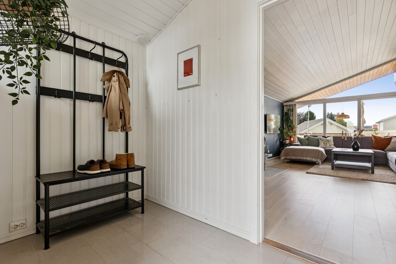 Velkommen inn! Lys og luftig gang med mye oppbevaringsplass. Galleribilde