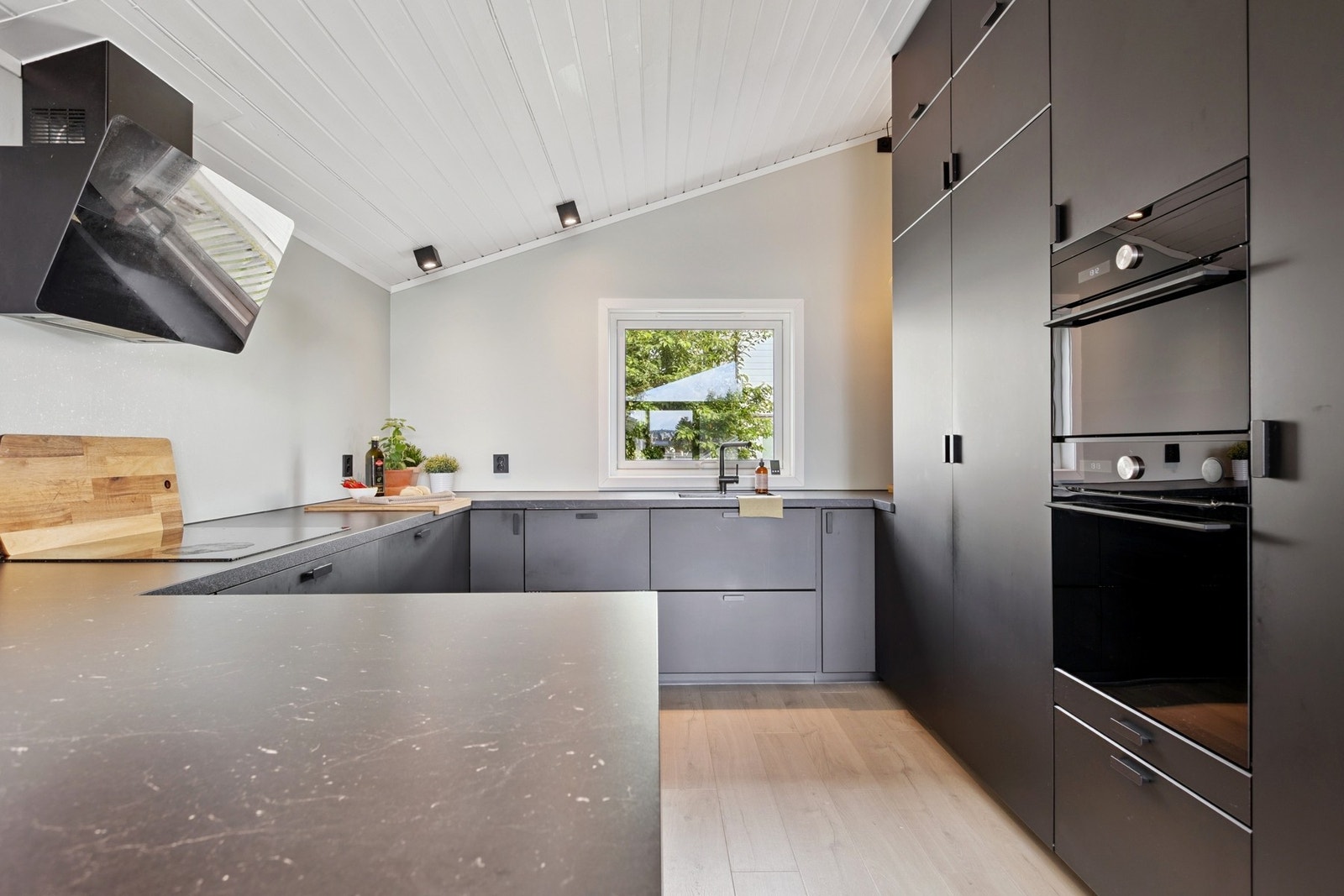 Pent og moderne IKEA kjøkkeninnredning fra 2019. Galleribilde