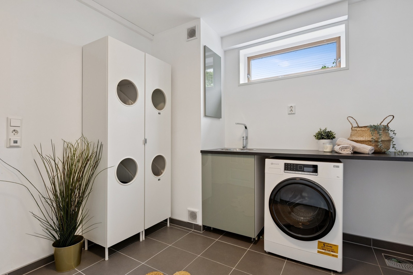 Vaskerommet tilhører hoveddelen og ble oppgradert i 2017. Her får du opplegg for vaskemaskin og flislagt gulv med varme. Galleribilde