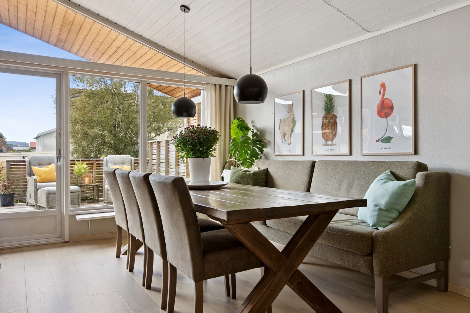 Stuen er naturlig inndelt i ulike brukssoner, og det passer utmerket å innrede med spisebord utenfor kjøkkenet. Galleribilde