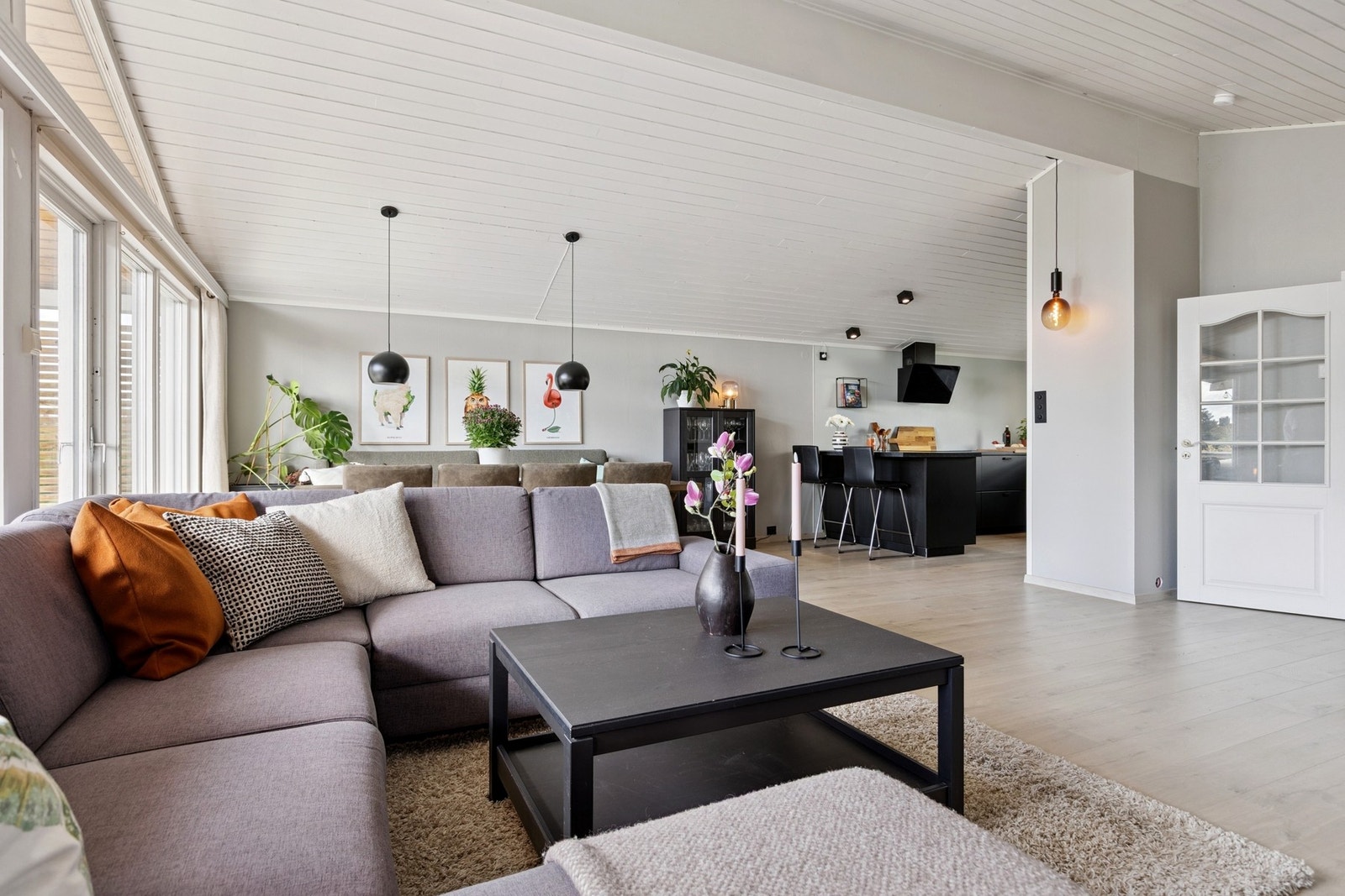 Stuen er malt i en lys, nøytral farge som gjør det lett å sette sitt personlige preg på rommet gjennom pynt og interiør. Galleribilde