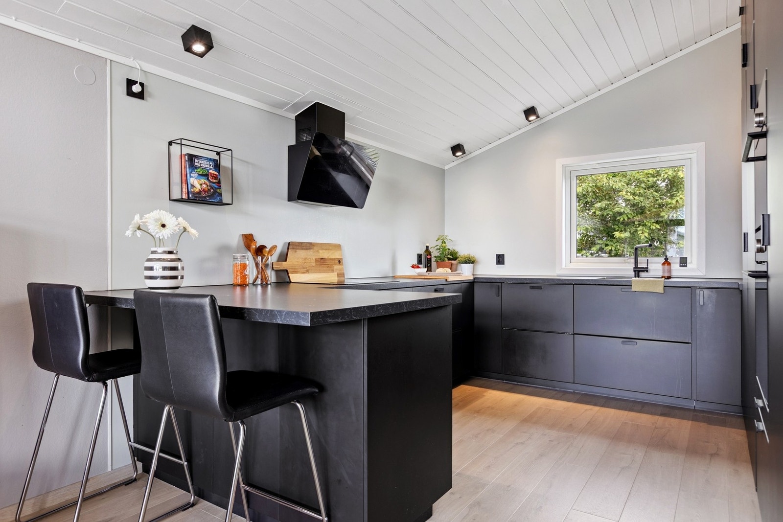 Kjøkkenet er arealeffektivt og byr på godt med arbeidsplass og oppbevaringsmuligheter. Galleribilde