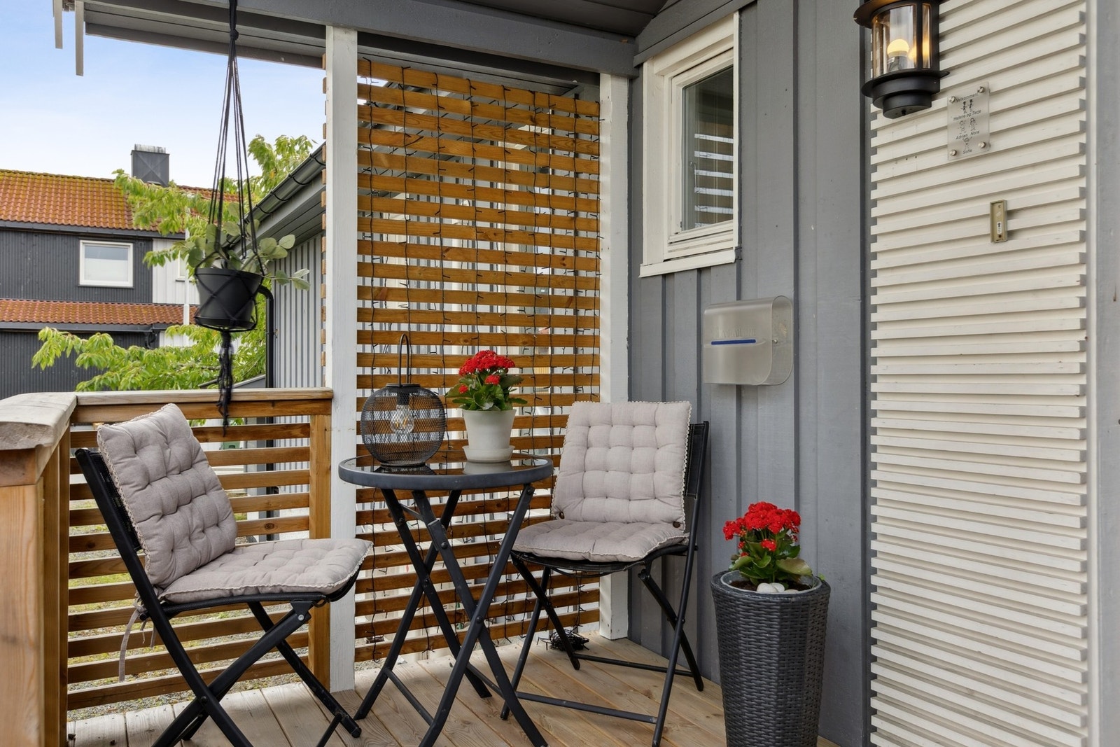 Boligen har et trivelig inngangsparti med mulighet for dekorasjoner eller møblement. Galleribilde