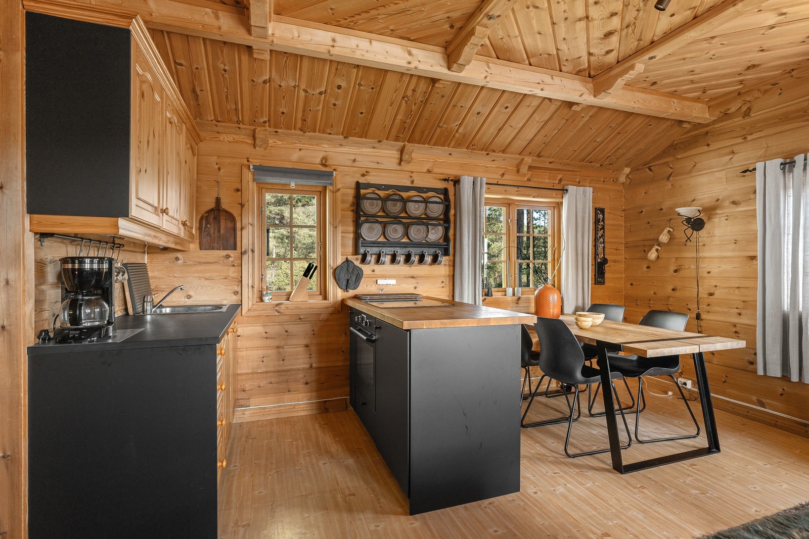 Lyst og romslig kjøkken med moderne løsninger og spiseplass. Galleribilde