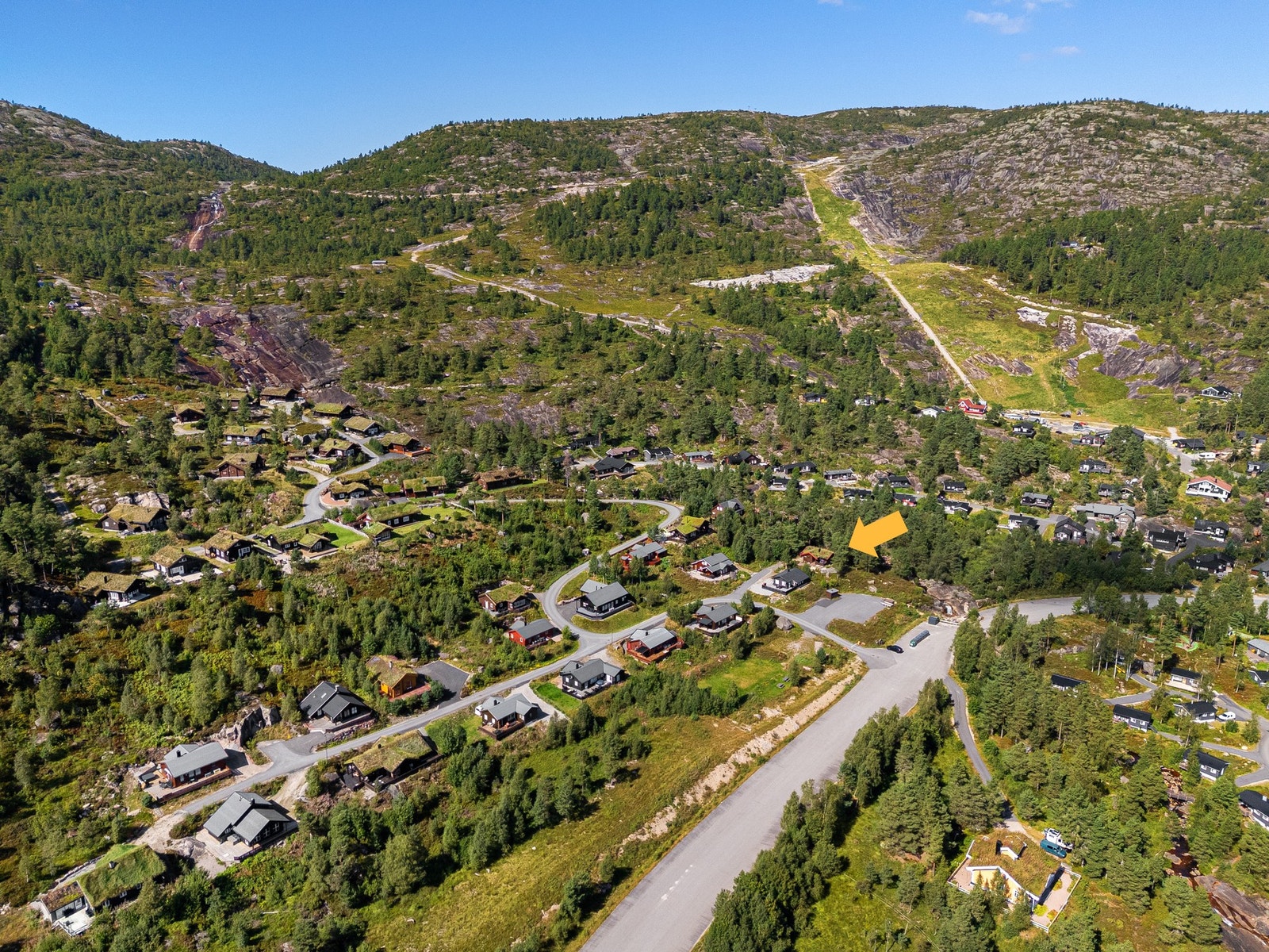 Nydelig beliggenhet i naturskjønt område med flotte turmuligheter og nærhet til skog og fjell. Galleribilde