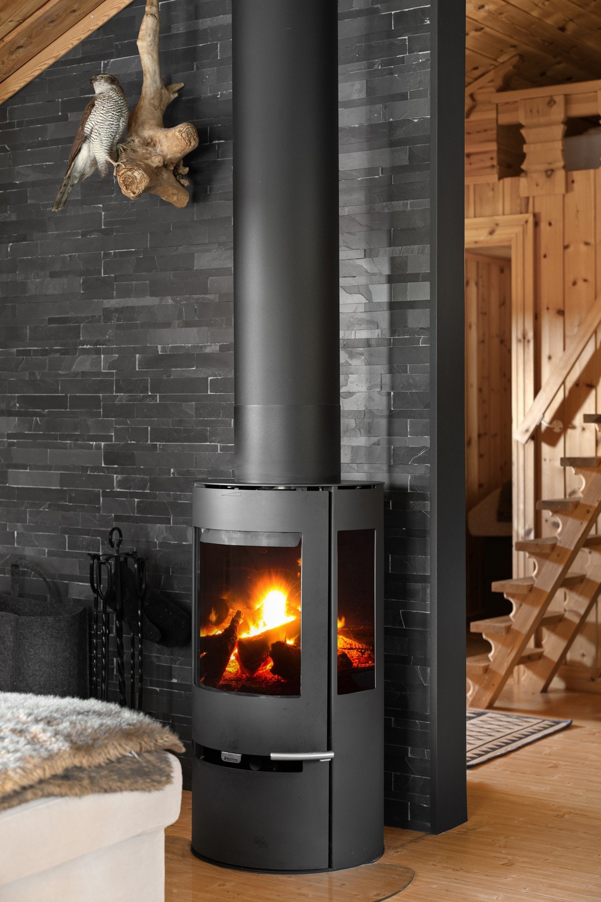 Moderne peis, med flott naturstein bakgrunn. Galleribilde