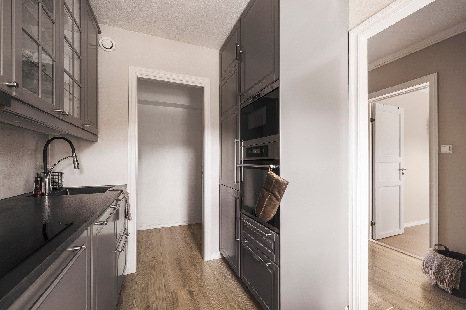 Innerst i kjøkkenet er det en matbod som gir godt med ekstra lagringsplass for mat og tilbehør. Galleribilde