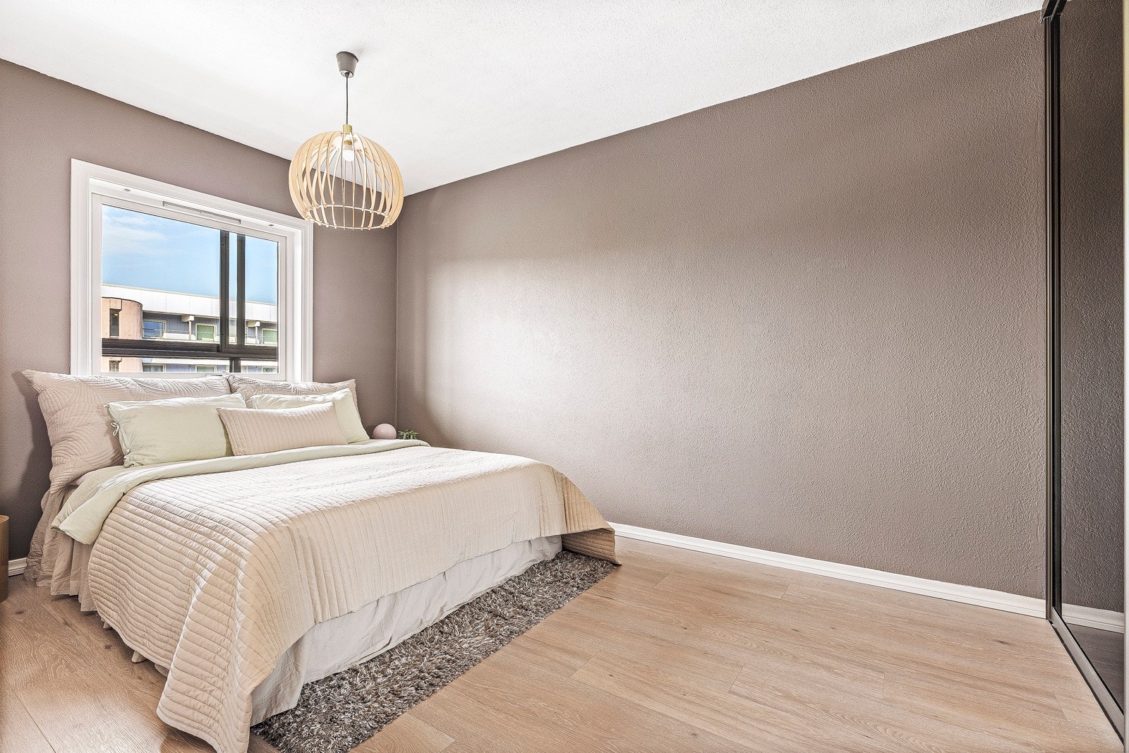 Hovedsoverommet måler hele 13,2 kvm og har god plass til ønsket seng, nattbord og skrivebord. Galleribilde