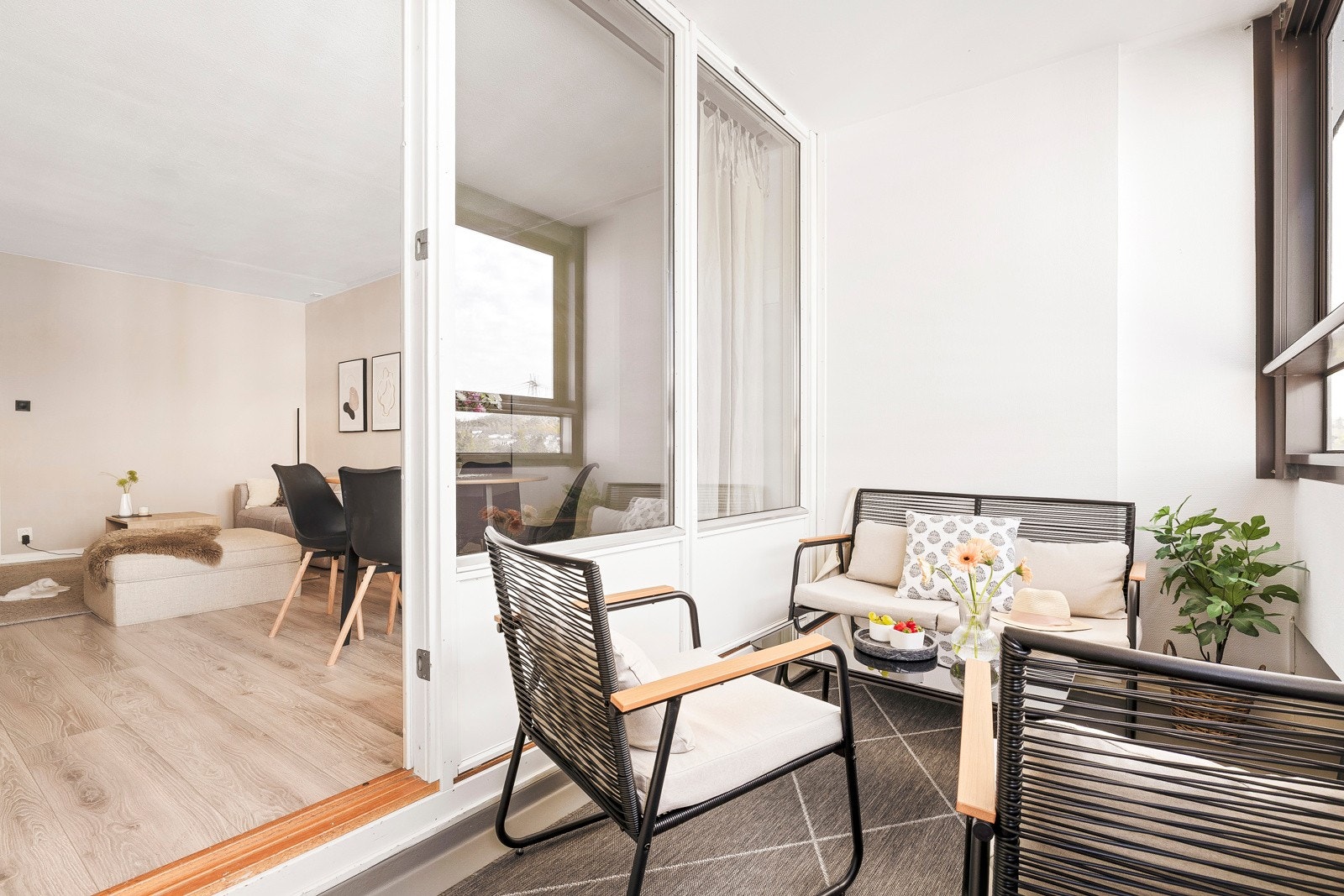 Her er det plass til en ekstra sofagruppe som en forlengelse av stuen året rundt Galleribilde