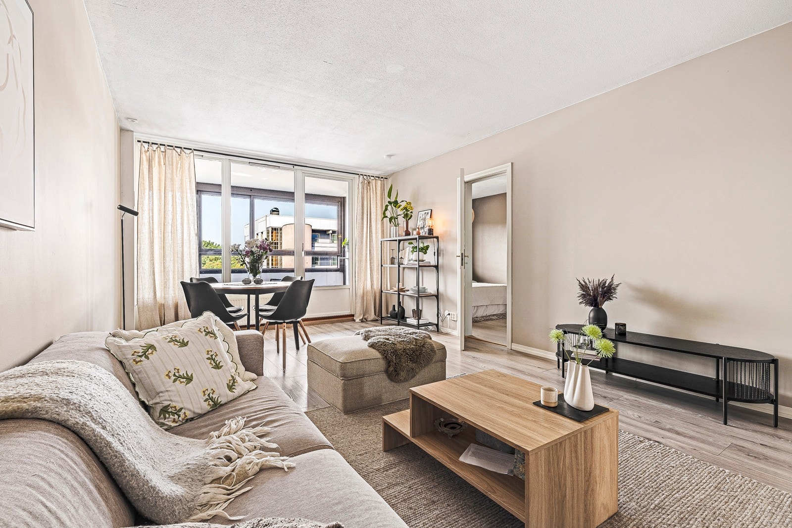 Det første vi legger merke til er de store vinduene som slipper inn rikelig med lys. Galleribilde