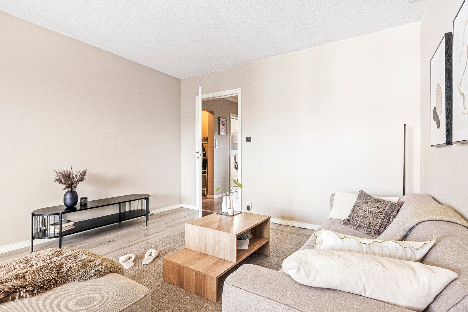 Rommet er malt i lune og behagelig farge som gir en trivelig og hyggelig stemning i rommet. Galleribilde