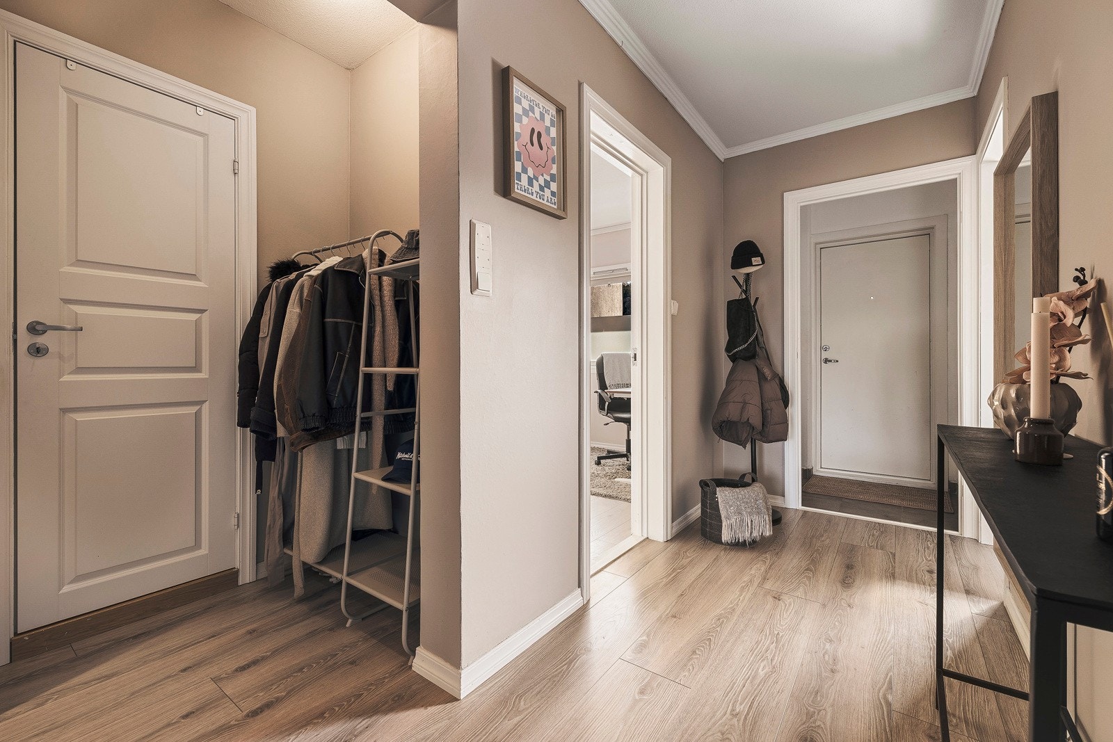 Her er det gode muligheter til å henge fra seg yttertøy og sko. Galleribilde