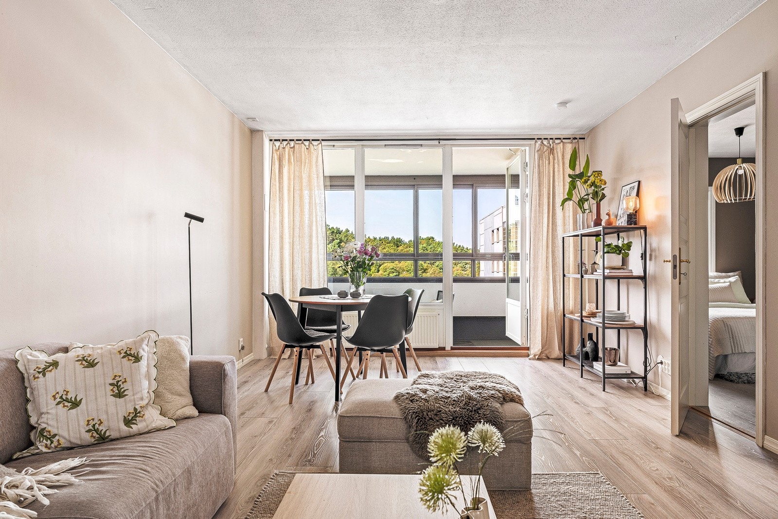 Stuen måler omtrent 22 kvm og har god plass til både sofagruppe med tv-seksjon og spisegruppe! Galleribilde