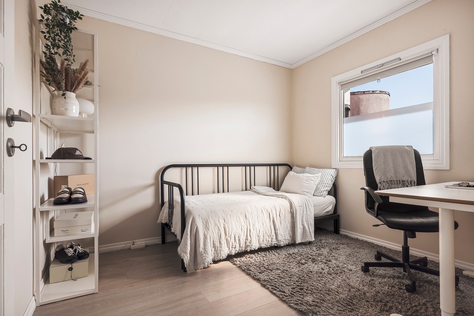 Soverom nr. to er av god størrelse og har god plass til seng, garderobe og skrivebord. Passer også bra som gjesterom eller kontor! Galleribilde