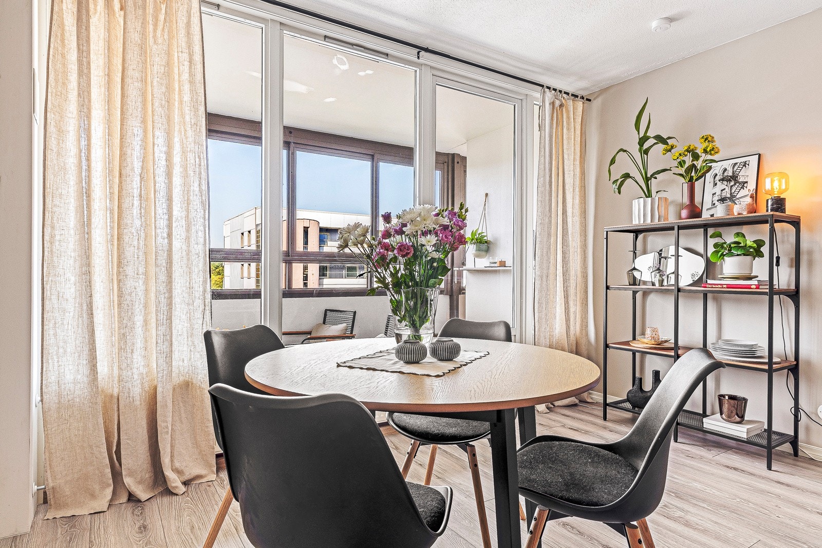 Rosmlig å god planløsning som gjør det enkelt å innrede i flere soner. Galleribilde