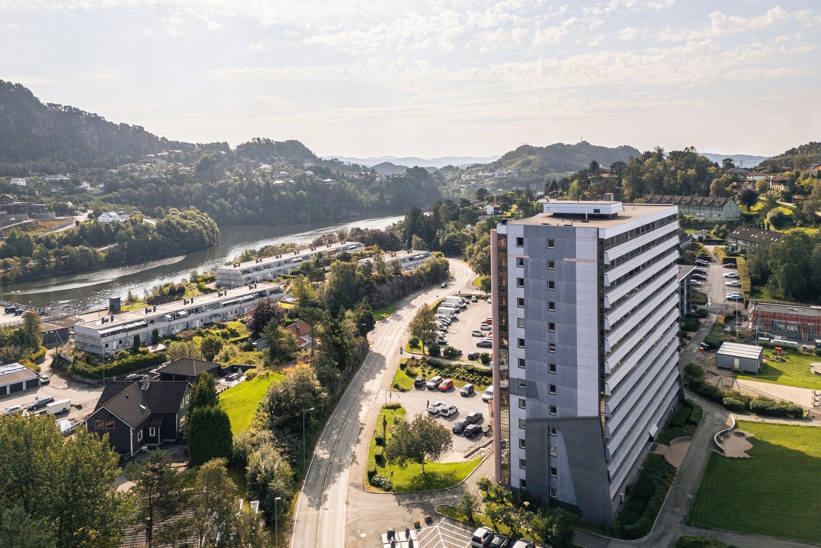 En attraktiv borettslagsleilighet, med solrik balkong og fantastisk utsikt. Galleribilde