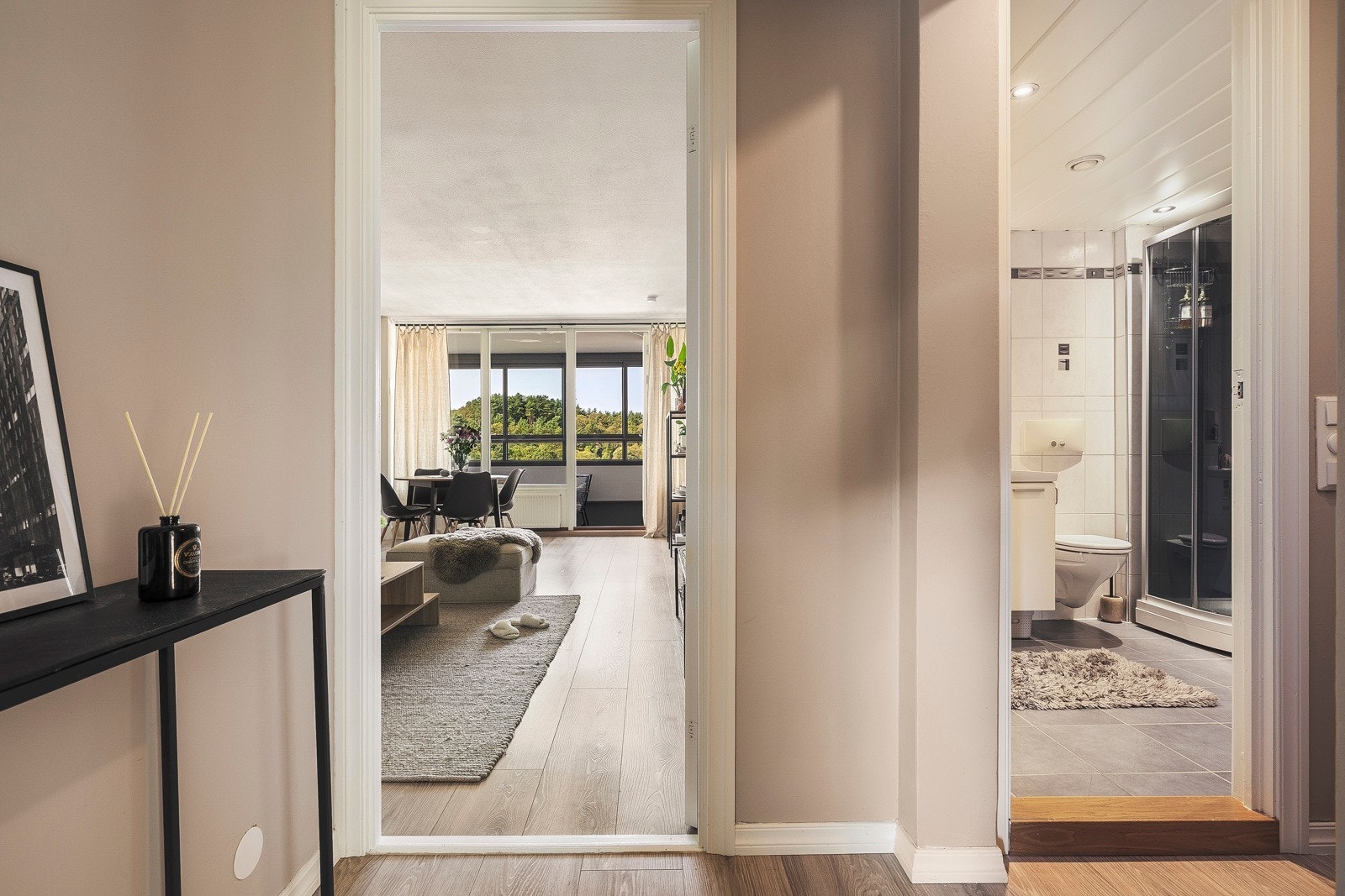 Fra gangen beveger vi oss inn til en rosmlig stue. Galleribilde