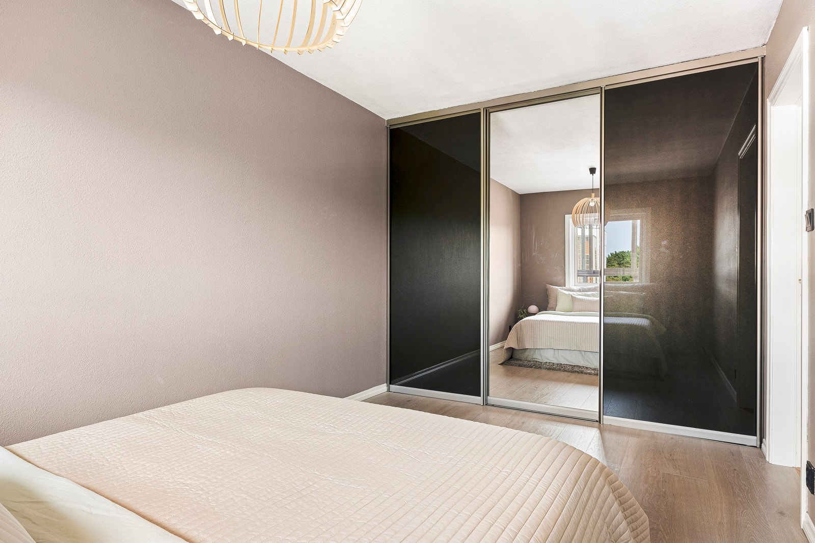 Stor og praktisk skyvedørsgarderobe, som også medfølger handelen. Galleribilde