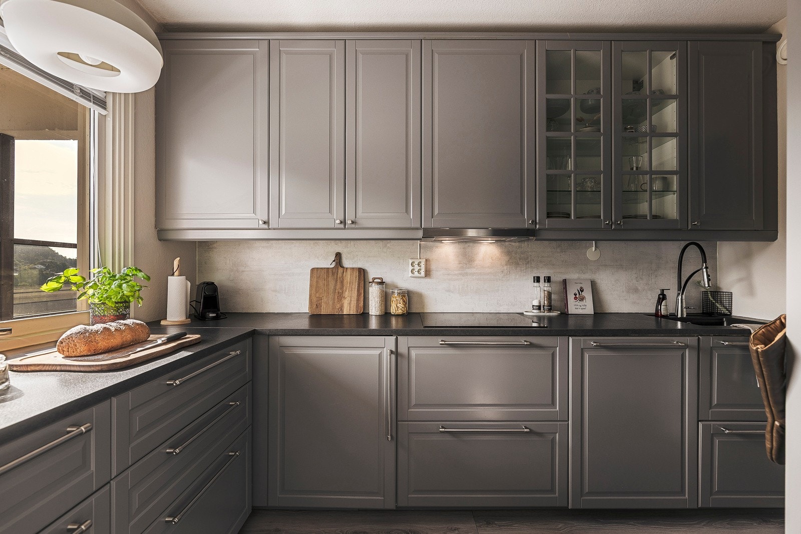 Integrerte hvitevarer som oppvaskmaskin, stekeovn, mikro, platetopp og kjøleskap/frys medfølger i handelen. Galleribilde