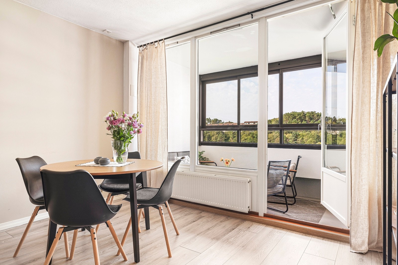 Her er det utgang til en stor og vestvendt innglasset balkong. Galleribilde