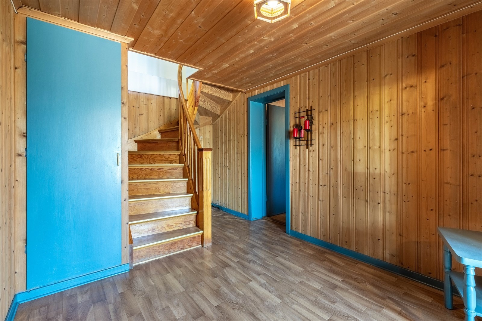 Romslig gang med god plass til møblement for oppbevaring Galleribilde