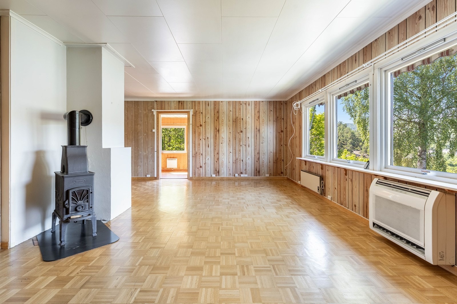 Romslig stue med god plass til møblement Galleribilde