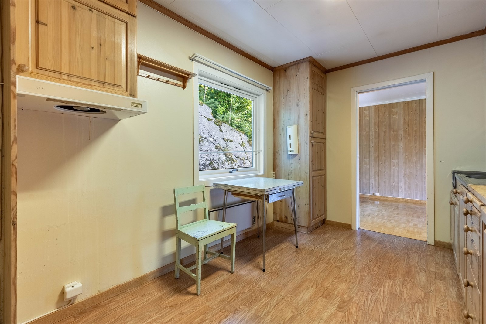 Det er plass til et lite spisebord på kjøkken Galleribilde