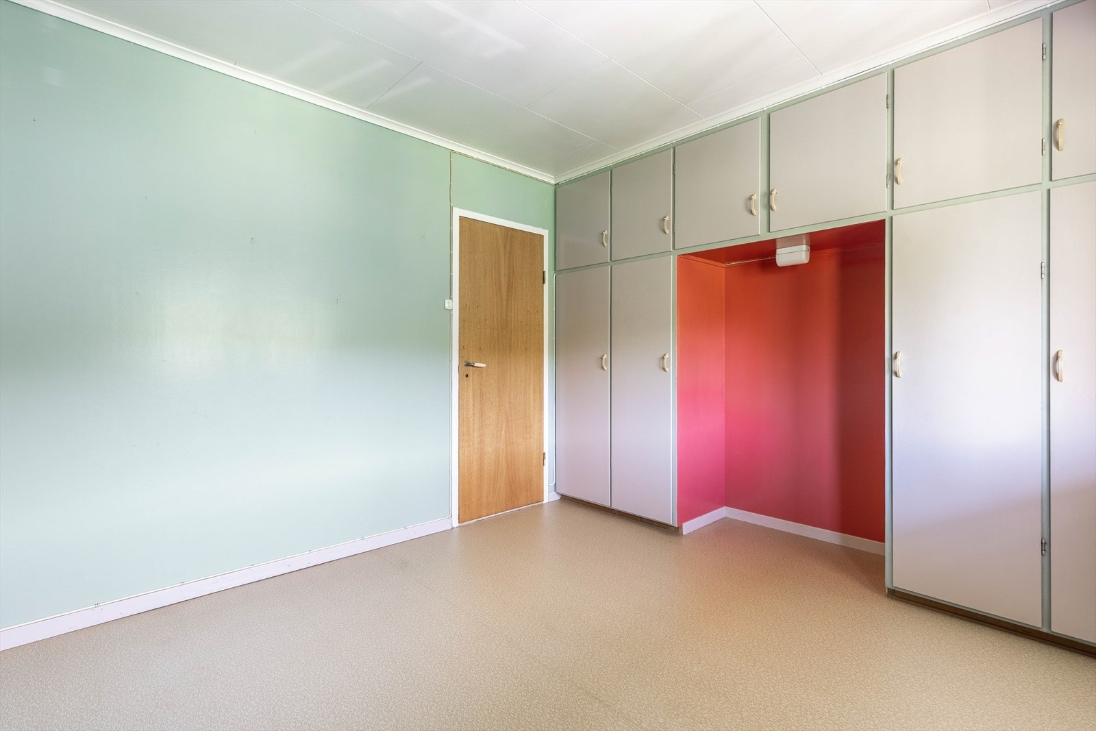 Rommet har romslig garderobeskap og utgang til terrasse Galleribilde