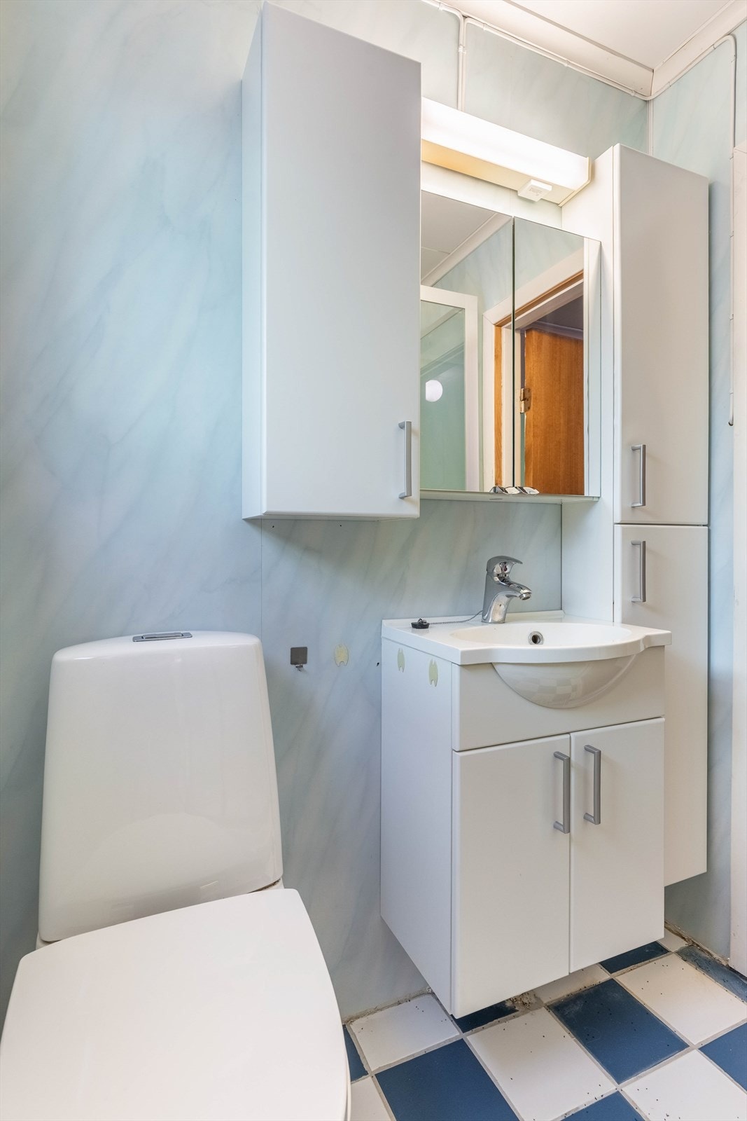 Badet er innredet med servantinnredning, standard toalett og dusjkabinett Galleribilde