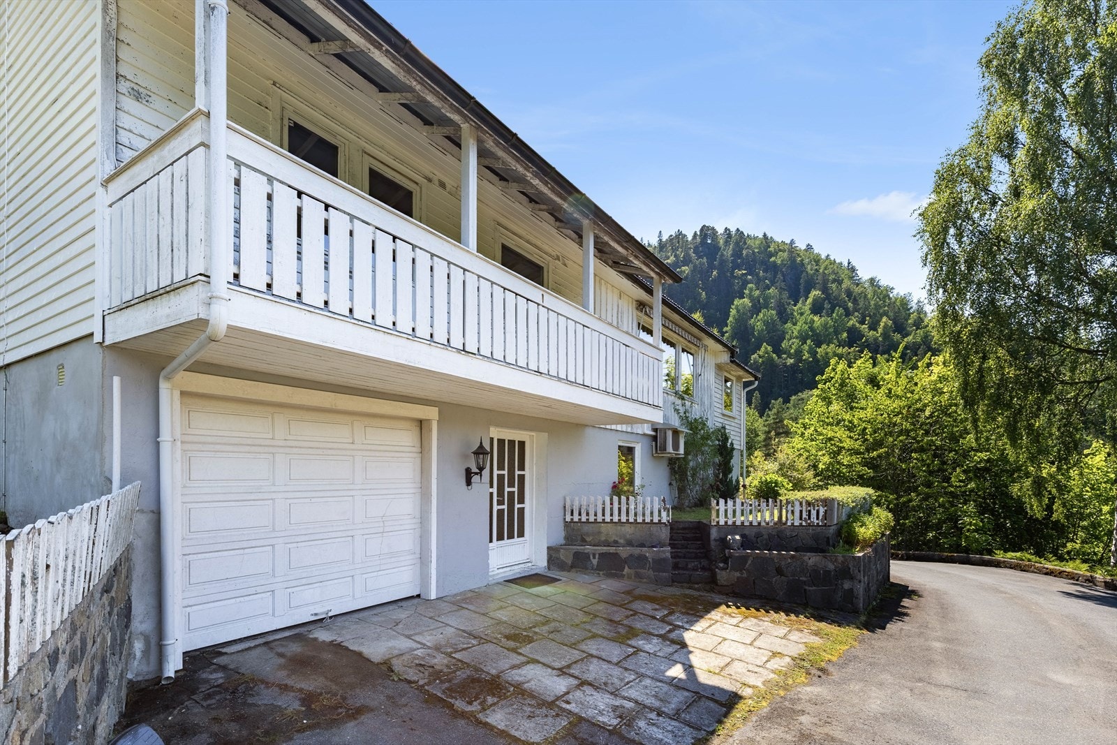 Boligen har integrert garasje Galleribilde