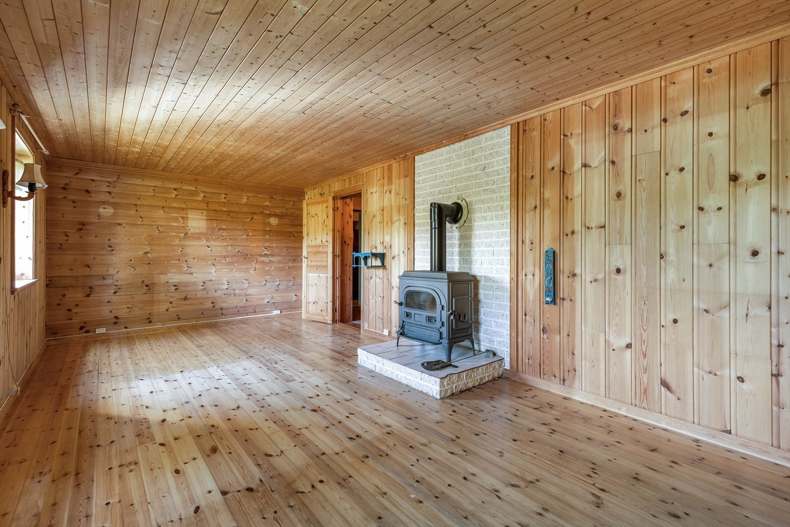 I hobbyrom har man vedovn og god plass til møblement Galleribilde